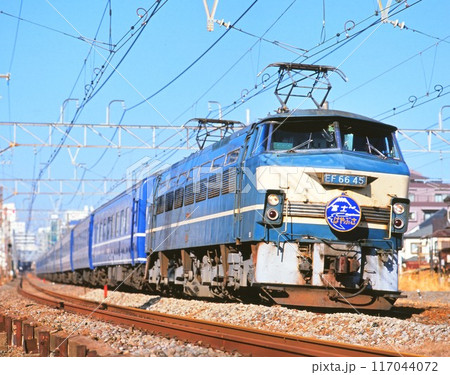 終着東京を目指して走る寝台特急さくら、はやぶさ号 117044072