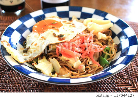 目玉焼きのせ焼きそば 117044127