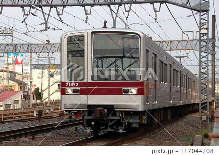 春日部駅前を行く東京メトロ日比谷線直通20070系電車 春日部駅前を行く東京メトロ日比谷線直通20070系電車 117044208