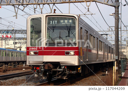 春日部駅前を行く東京メトロ日比谷線直通20000系電車 117044209