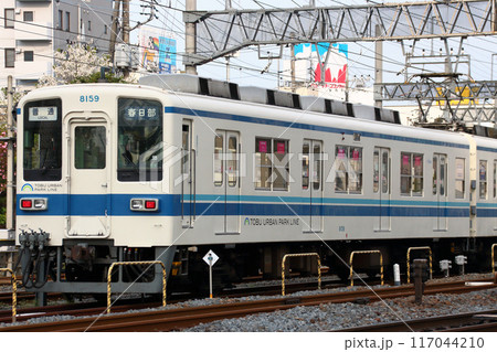 春日部駅で折り返す東武野田線8000系電車 春日部駅で折り返す東武野田線8000系電車 117044210