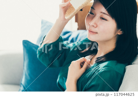 麦わら帽子をかぶる女性 麦わら帽子をかぶる女性 117044625