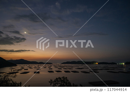 日本の岡山県瀬戸内市の虫明の美しい朝の景色 日本の岡山県瀬戸内市の虫明の美しい朝の景色 117044914