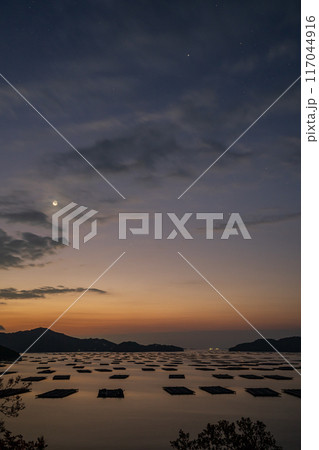 日本の岡山県瀬戸内市の虫明の美しい朝の景色 日本の岡山県瀬戸内市の虫明の美しい朝の景色 117044916