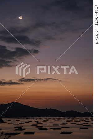 日本の岡山県瀬戸内市の虫明の美しい朝の景色 日本の岡山県瀬戸内市の虫明の美しい朝の景色 117044917