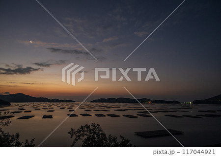 日本の岡山県瀬戸内市の虫明の美しい朝の景色 117044921