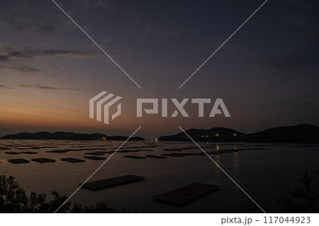 日本の岡山県瀬戸内市の虫明の美しい朝の景色 日本の岡山県瀬戸内市の虫明の美しい朝の景色 117044923