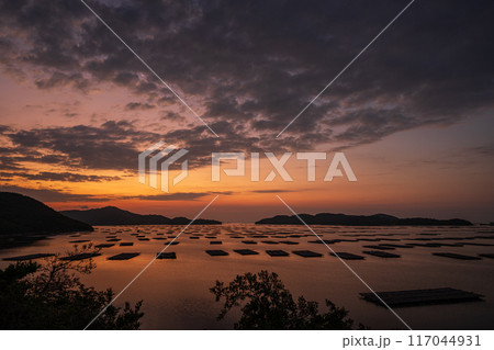 日本の岡山県瀬戸内市の虫明の美しい朝の景色 117044931