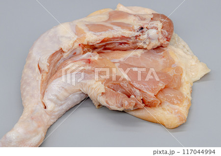 骨と皮がついている鶏もも肉 チキンレッグの素材写真 骨と皮がついている鶏もも肉 チキンレッグの素材写真 117044994