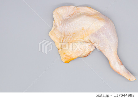 骨と皮がついている鶏もも肉 チキンレッグの素材写真 骨と皮がついている鶏もも肉 チキンレッグの素材写真 117044998