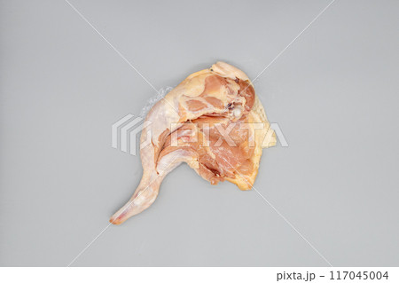 骨と皮がついている鶏もも肉 チキンレッグの素材写真 骨と皮がついている鶏もも肉 チキンレッグの素材写真 117045004
