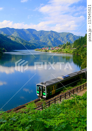 夏の大志地区・只見線・列車通過(福島県・三島町) 夏の大志地区・只見線・列車通過(福島県・三島町) 117045021