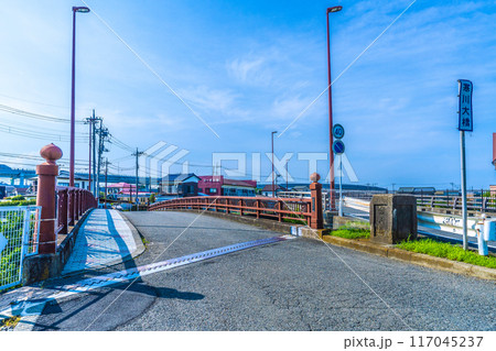 日本の寒川都市景観 寒川神社から宮山駅までの帰路道順写真Pの7-e。奥に相模線＝令和6年7月21日 117045237