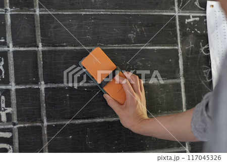 黒板を消す人 117045326