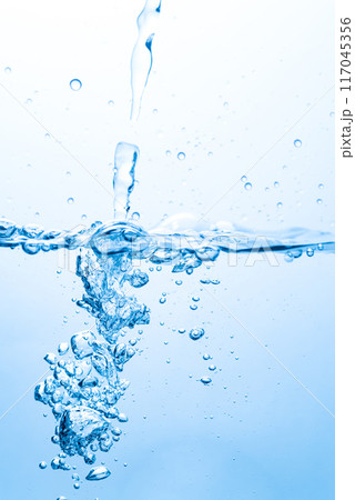 水を注ぐ 水を注ぐ 117045356