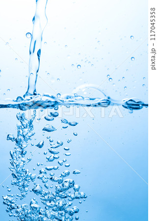 水を注ぐ 水を注ぐ 117045358