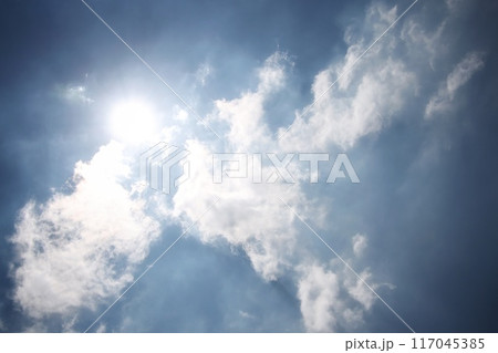 太陽と雲の間から差し込む光 太陽と雲の間から差し込む光 117045385