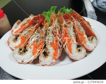 熊本県天草市、海辺の旅館の夕食で提供された、茹でたセミエビ 熊本県天草市、海辺の旅館の夕食で提供された、茹でたセミエビ 117045610