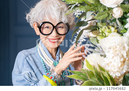 おしゃれと自由な自己表現を楽しむ グレイヘア シニア女性 60代 70代 117045682