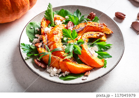 Autumn salad with grilled pumpkin, cottage cheese and pecan nuts 117045979