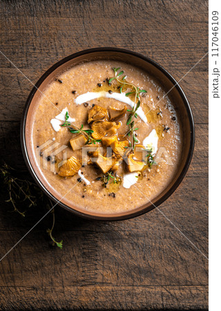 Chanterelle mushroom soup 117046109