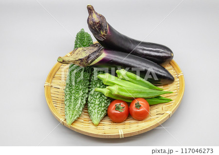 夏野菜の盛り合わせ　茄子　苦瓜　トマト　オクラ　がざるに乗っている 117046273