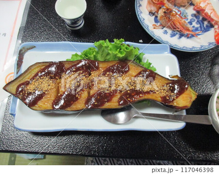 熊本県天草市、海辺の旅館の夕食で提供されたなすの味噌田楽 117046398
