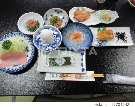 熊本県天草市、海辺の旅館で提供された朝食 117046426