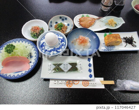 熊本県天草市、海辺の旅館で提供された朝食 117046427