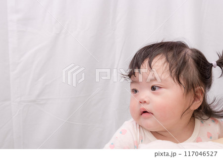 【おばあさんに抱っこさってるツインテールの赤ちゃん　泣き顔】 117046527