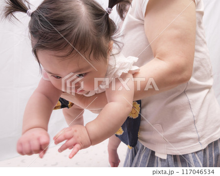 【おばあさんに抱っこさってるツインテールの赤ちゃん】 【おばあさんに抱っこさってるツインテールの赤ちゃん】 117046534
