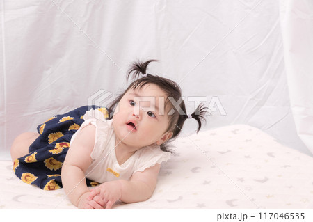【はいはいを始める髪を結んだ赤ちゃん】 【はいはいを始める髪を結んだ赤ちゃん】 117046535