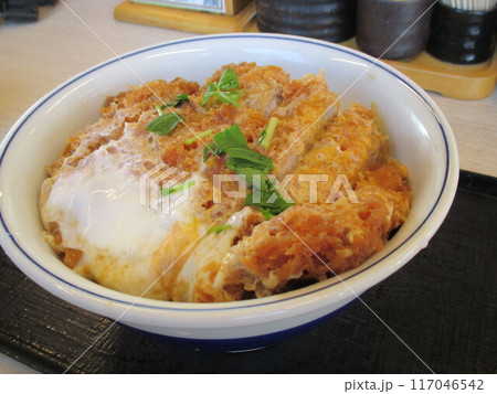 日本のトンカツチェーン店「かつや」のカツ丼(梅) 日本のトンカツチェーン店「かつや」のカツ丼(梅) 117046542