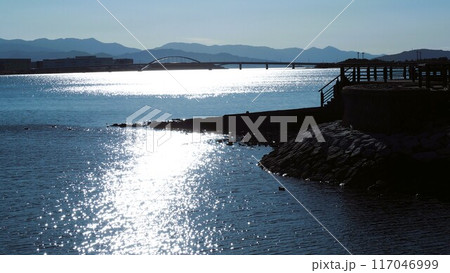 福岡市東区の博多湾にて黄昏時の光る海の風景 117046999