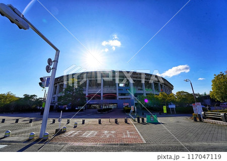 晴れた日の歩道橋とスタジアム 117047119