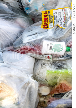 日本の横浜都市景観 収集できませんとシールが貼られ、残されたゴミ袋＝横浜市内のゴミ置き場 117047223