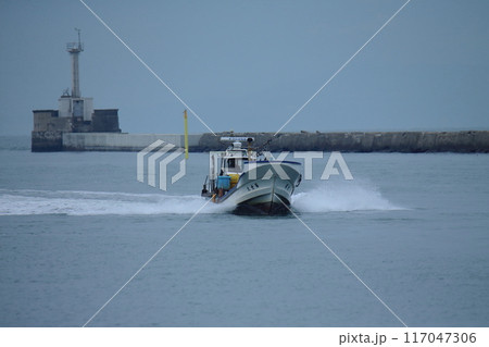 大牟田市　三池港　帰港する漁船、 117047306