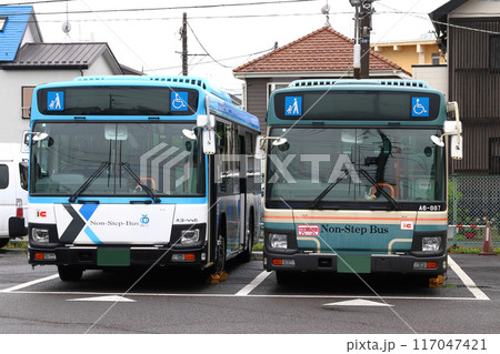 新旧色の西武バス（新秋津駅付近） 117047421