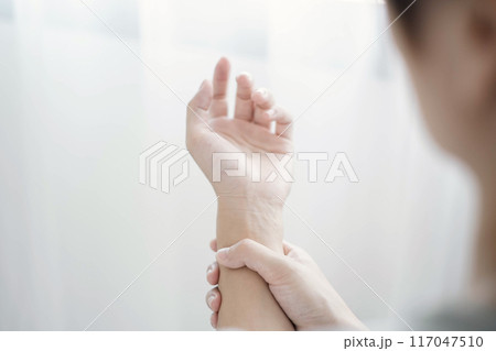 Woman hand with wrist pain numbness and pain in the palm of the hand has pain and tingling in the nerve endings This is a side effect of sitting and working for a long time on a laptop at the office 117047510