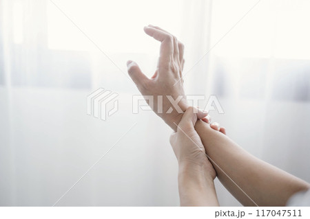 Woman hand with wrist pain numbness and pain in the palm of the hand has pain and tingling in the nerve endings This is a side effect of sitting and working for a long time on a laptop at the office 117047511