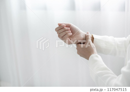 Woman hand with wrist pain numbness and pain in the palm of the hand has pain and tingling in the nerve endings This is a side effect of sitting and working for a long time on a laptop at the office 117047515