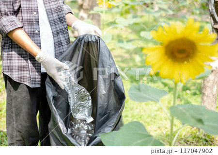 garbage collection, volunteer team pick up plastic bottles, put garbage in black garbage bags to clean up at parks, avoid pollution, be friendly to the environment and ecosystem garbage collection, volunteer team pick up plastic bottles, put garbage in black garbage bags to clean up at parks, avoid pollution, be friendly to the environment and ecosystem 117047902