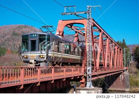 南丹市の山陰本線を走行する223系普通列車 117048242