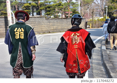 日本の岐阜県高山市　春の高山祭　法被を着て陣笠を被り、祭りに参加する男性　路地を歩く後ろ姿 117048272
