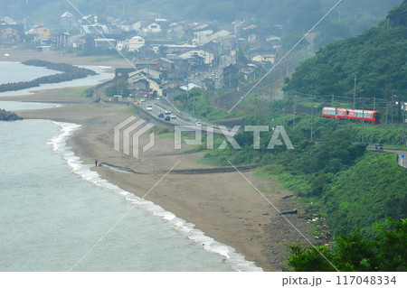 日本海ひすいライン「谷浜周辺を走る雪月花と市街地風景」 日本海ひすいライン「谷浜周辺を走る雪月花と市街地風景」 117048334