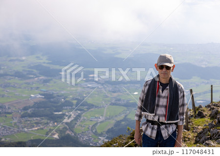 伊吹山に登った、帽子をかぶってサングラスをかけているシニア男性 117048431
