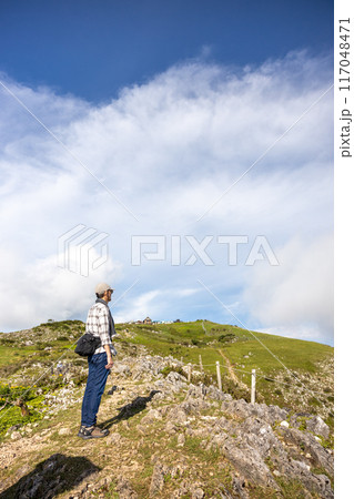 伊吹山に登って景色を見ている帽子をかぶってタオルをかけたシニア男性 伊吹山に登って景色を見ている帽子をかぶってタオルをかけたシニア男性 117048471