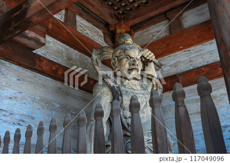 京都市右京区　仁和寺　二王門の金剛力士像　阿形 117049096