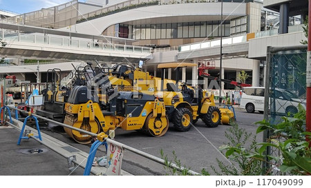 道路工事に大活躍のホイールローダー 117049099