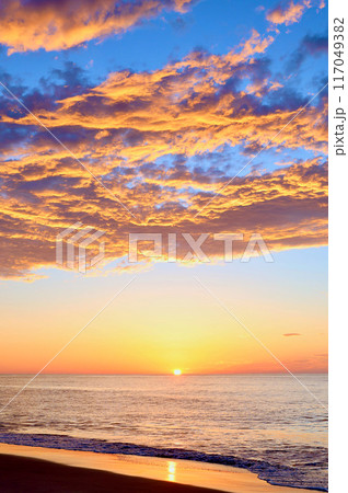 美しい海岸の朝日　茨城県日立市 117049382